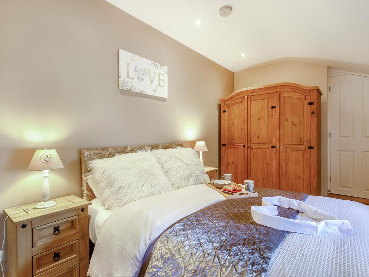 Caner Bach Lodge Bridgend  Bagian luar foto