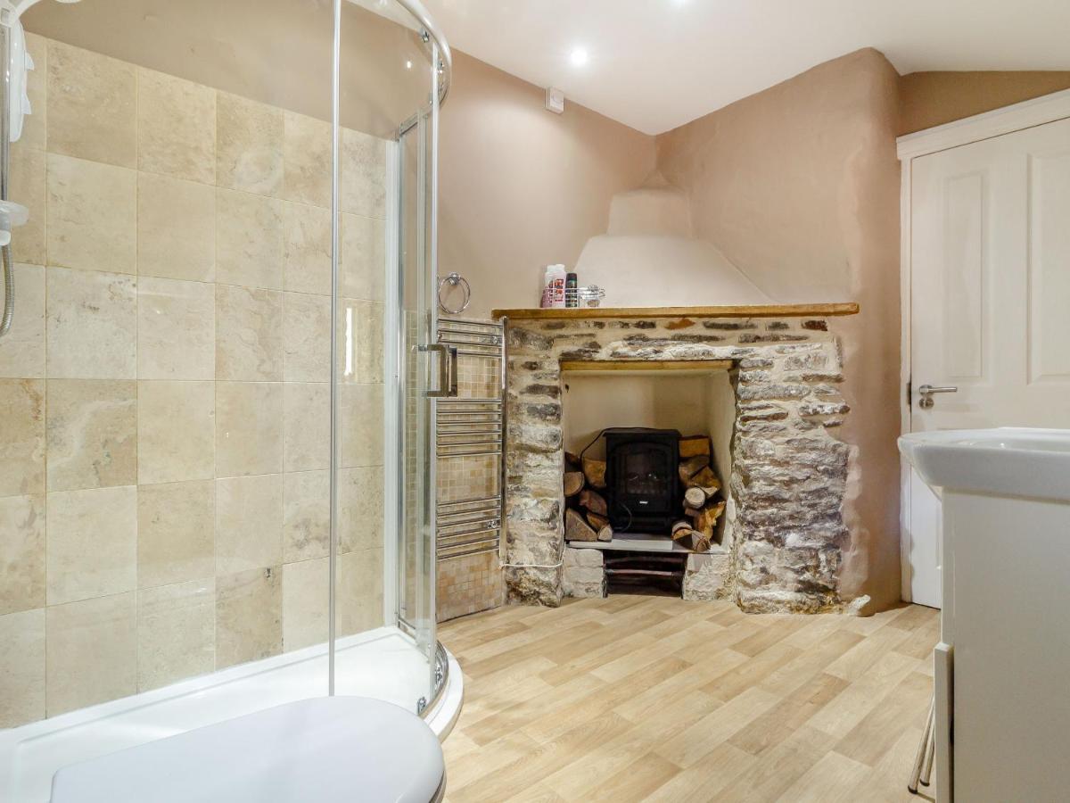 Caner Bach Lodge Bridgend  Bagian luar foto